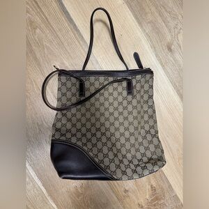 Authentic Gucci cloth shoulder bag. Y2K